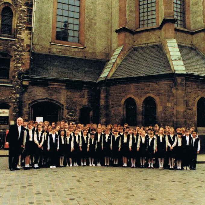 Der zentrale Kinderchor der Stadt Leipzig mit Reinhardt Syhre vor der Nikolaikirche (1990)