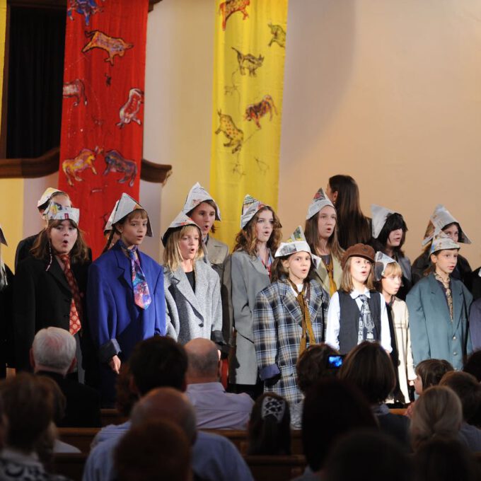 Mitglieder des Kinderchores als "Gassenjungen" in "Carmen"