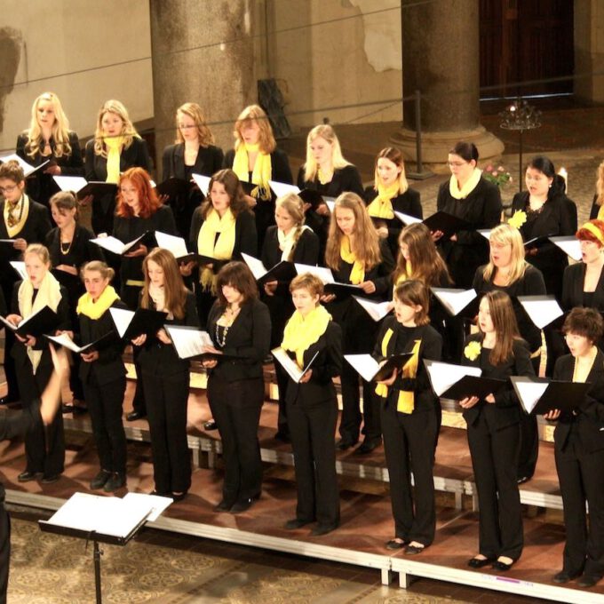 Mädchenchor und Ensemble beim Leipziger Bachfest in der Peterskirche (2012)