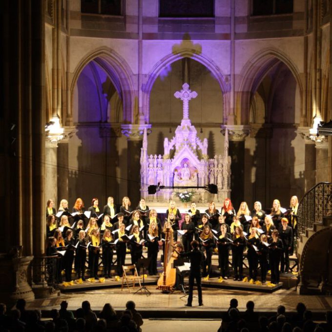 Mädchenchor und Ensemble während des traditionellen Weihnachtsliedersingens in der Peterskirche