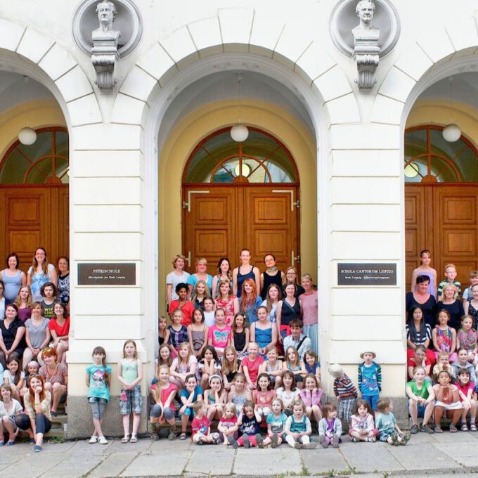 Jahrgangsfoto der Schola Cantorum 2013 vor der Leipziger Petrischule Petrischule