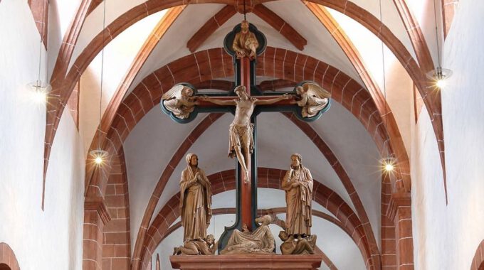 Innenansicht der Klosterkirche Wechselburg mit Lettner