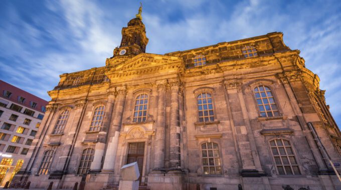 Außenansicht der Dresdner Kreuzkirche zur Blauen Stunde