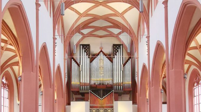 Innenansicht der Stadtkirche Bayreuth mit Orgel