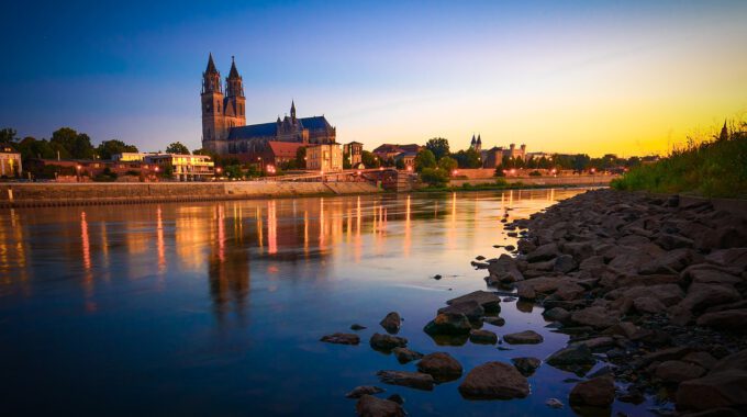 Magdeburg mit Dom bei Dämmerung