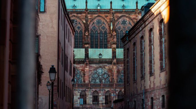 Straßburger Münster, gesehen durch eine Seitengasse