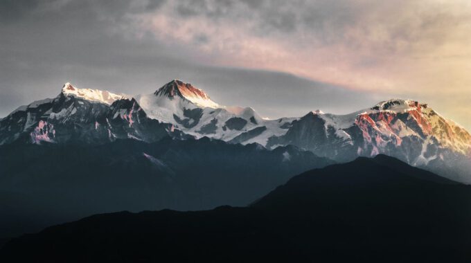 Gebirgszug und morgendlicher Sonnenaufgang in Nepal