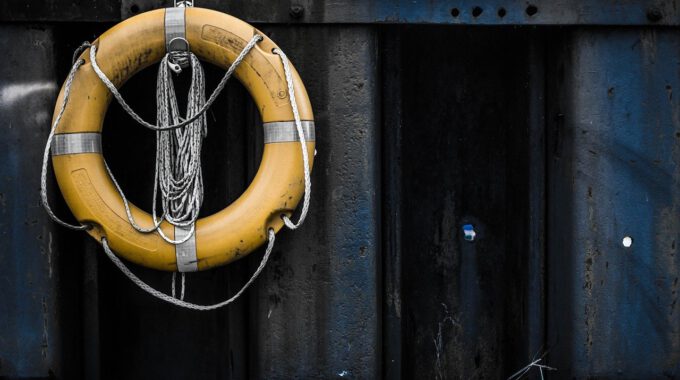 Gelber Rettungsring an einer Kaimauer