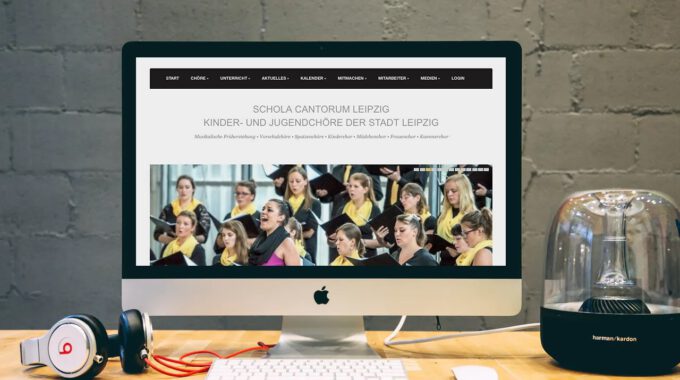 Die ausgediente Webseite der Schola Cantorum wird auf einem Computerbildschirm angezeigt.