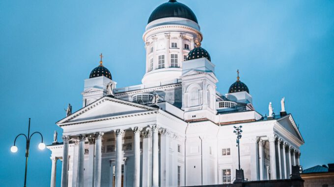 Kathedrale in Helsinki während der Dämmerung