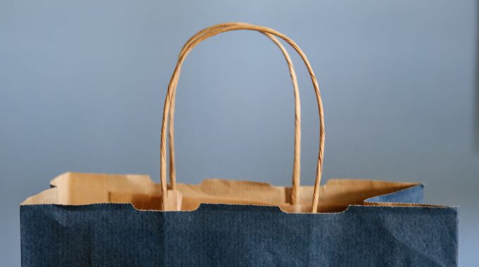 Einkaufstüte aus blauem Papier