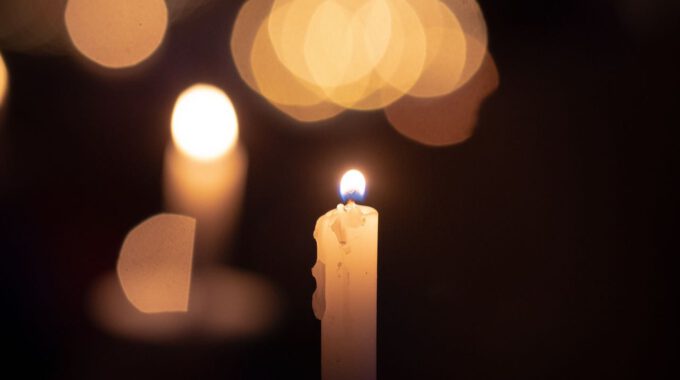 Kerzenlicht leuchtet im Dunkeln