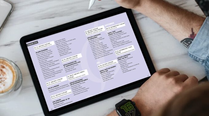 Der neue Konzertkalender für das Jahr 2019 wird auf einem Tablet angezeigt.