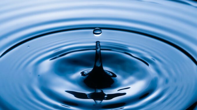 Ein Tropfen fällt ins Wasser