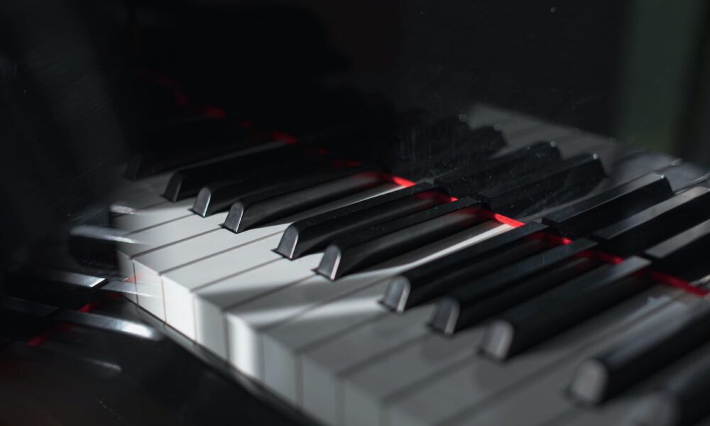 Licht- und Schatteneffekte auf einer Klaviertastatur