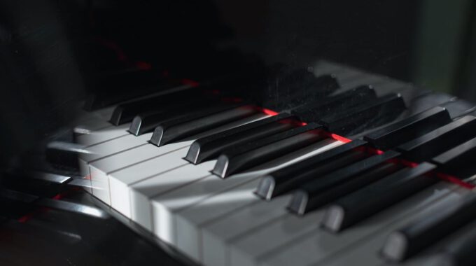 Licht- und Schatteneffekte auf einer Klaviertastatur