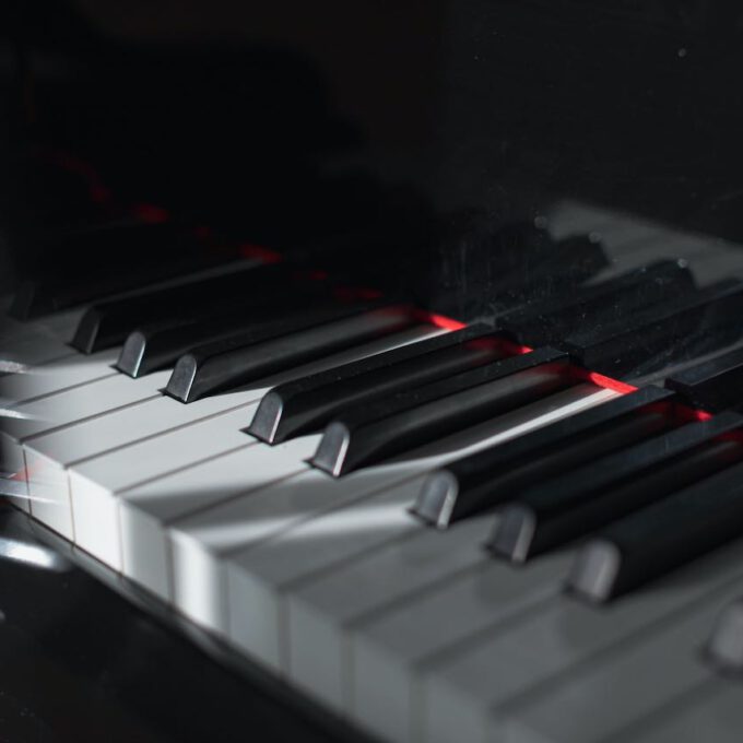 Licht- und Schatteneffekte auf einer Klaviertastatur