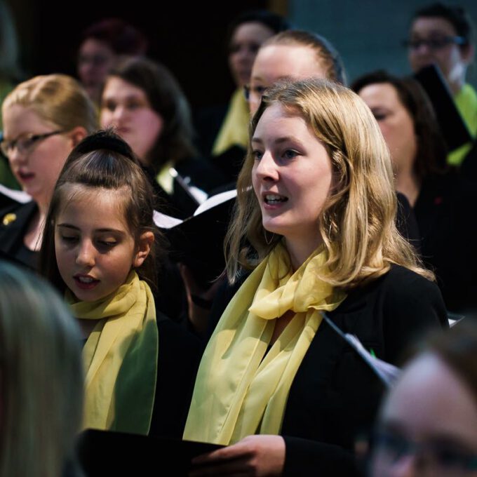 Die Kinder- Und Jugendchöre Der Stadt Singen Für Kinder In Not.