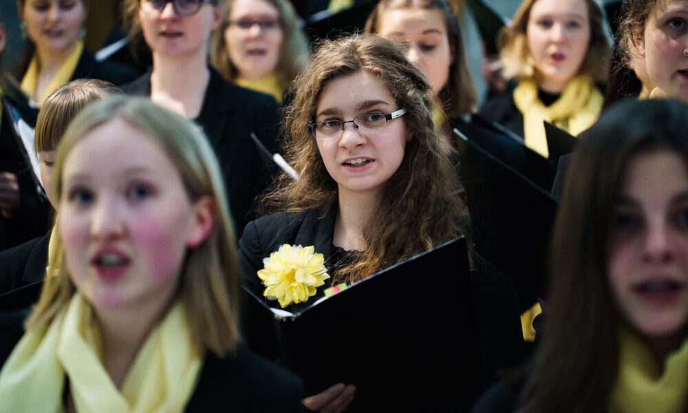 Die Kinder- Und Jugendchöre Der Stadt Singen Für Kinder In Not.