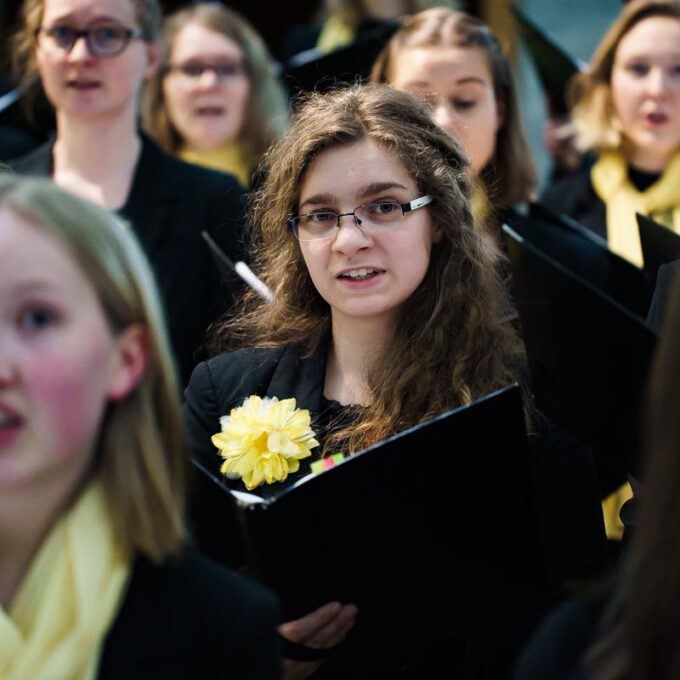 Die Kinder- und Jugendchöre der Stadt singen für Kinder in Not.