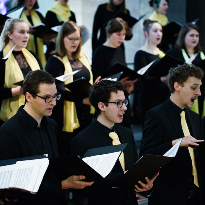 Die Kinder- und Jugendchöre der Stadt singen für Kinder in Not.