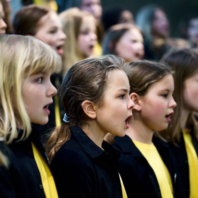 Die Kinder- und Jugendchöre der Stadt singen für Kinder in Not.