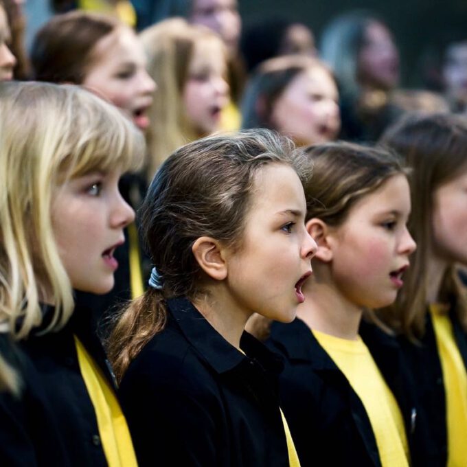 Die Kinder- Und Jugendchöre Der Stadt Singen Für Kinder In Not.