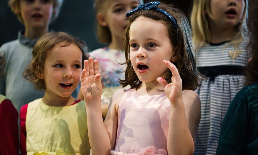 Die Kinder- Und Jugendchöre Der Stadt Singen Für Kinder In Not.