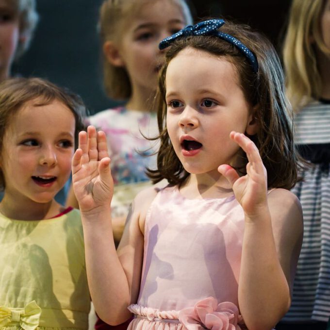 Die Kinder- und Jugendchöre der Stadt singen für Kinder in Not.