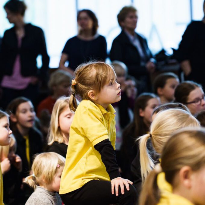 Die Kinder- Und Jugendchöre Der Stadt Singen Für Kinder In Not.