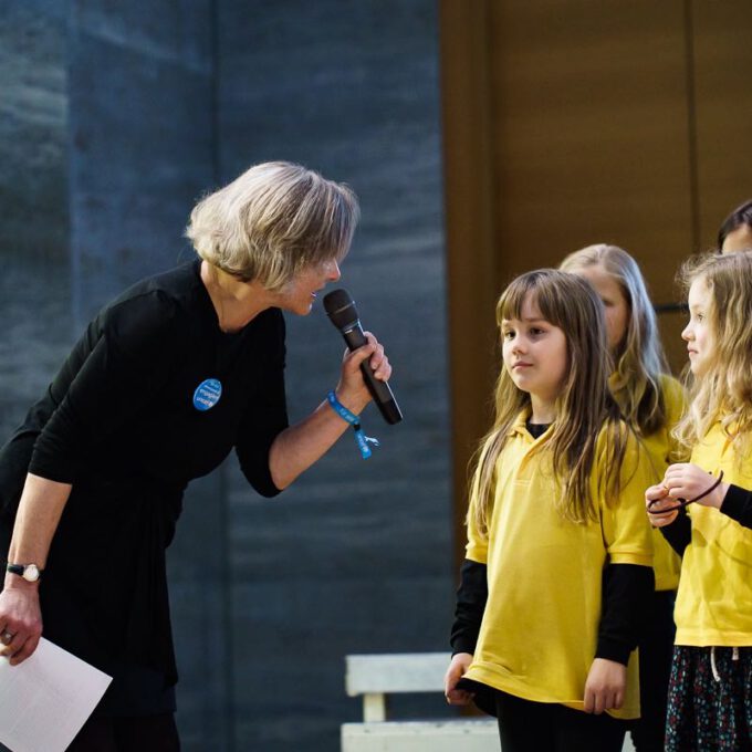 Die Kinder- Und Jugendchöre Der Stadt Singen Für Kinder In Not.