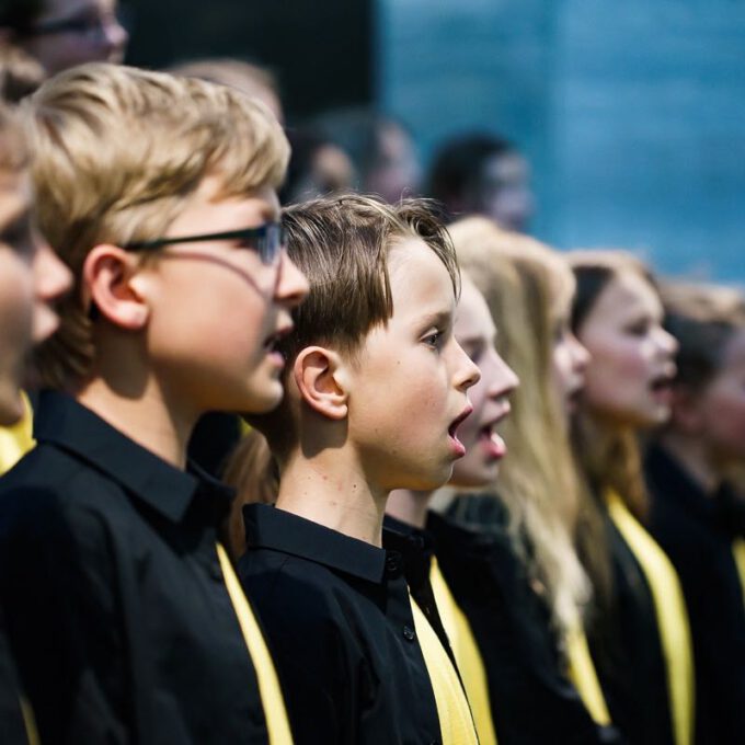 Die Kinder- Und Jugendchöre Der Stadt Singen Für Kinder In Not.