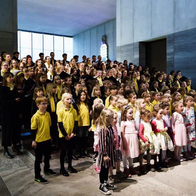Die Kinder- und Jugendchöre der Stadt singen für Kinder in Not.