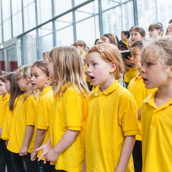 Mitglieder der Schola Cantorum Leipzig singen im Leipziger Bildermuseum zugunsten von UNICEF
