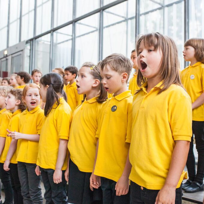 Mitglieder der Spatzenchöre singen im Leipziger Bildermuseum zugunsten von UNICEF