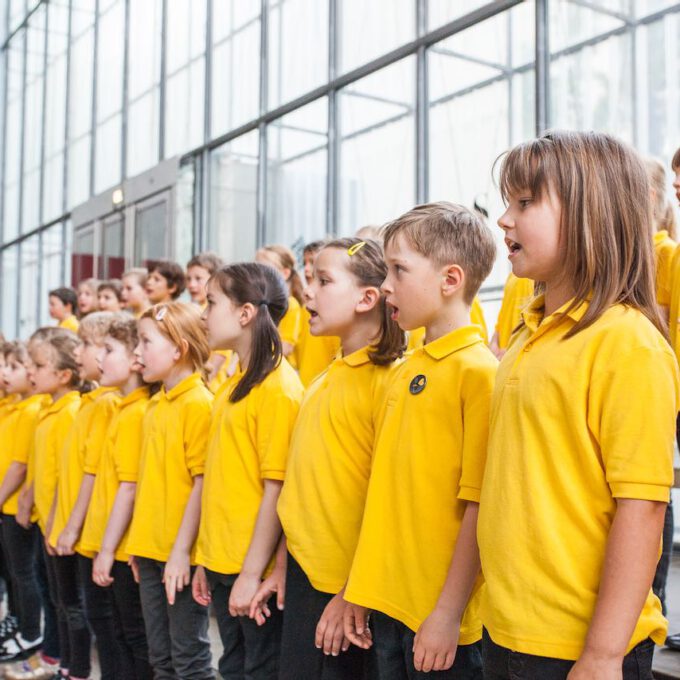 Mitglieder der Spatzenchöre singen im Leipziger Bildermuseum zugunsten von UNICEF