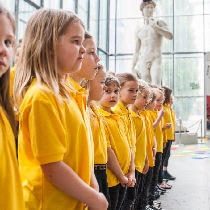 Mitglieder der Spatzenchöre singen im Leipziger Bildermuseum zugunsten von UNICEF