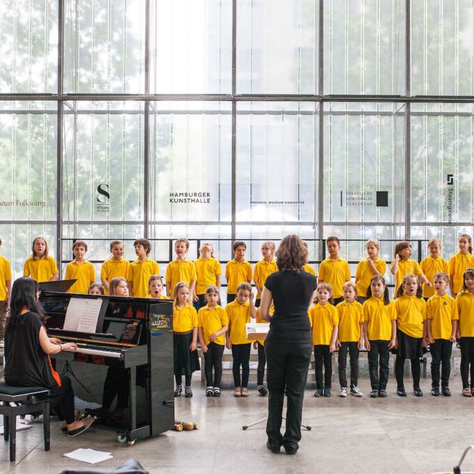 Mitglieder der Spatzenchöre singen im Leipziger Bildermuseum zugunsten von UNICEF