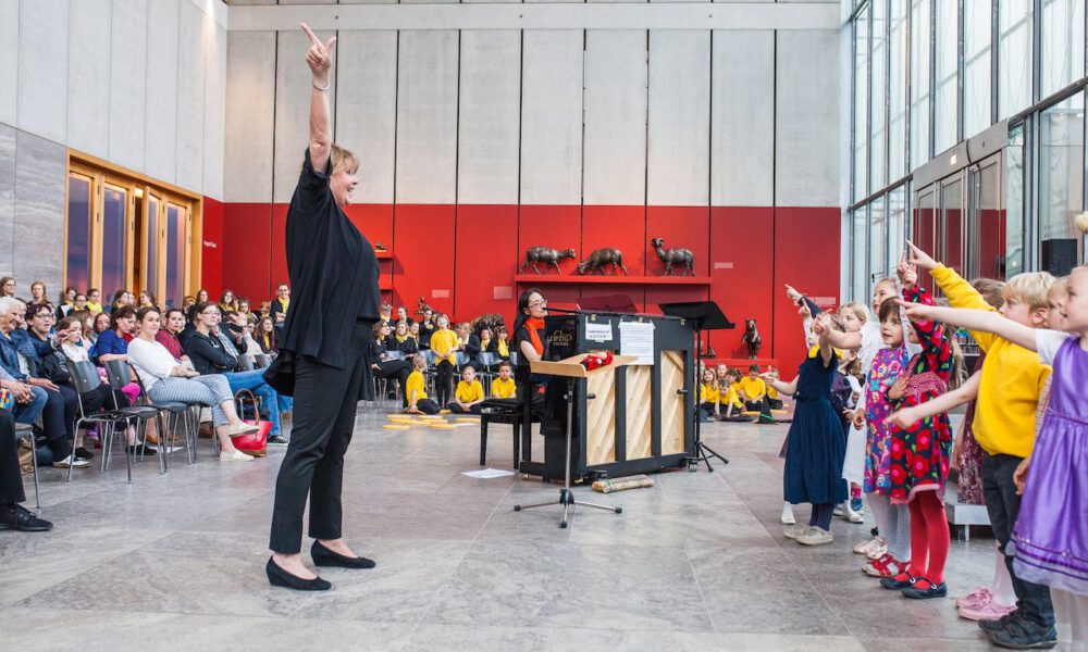 Mitglieder Der Vorschulchöre Singen Im Leipziger Bildermuseum Zugunsten Von UNICEF