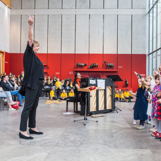 Mitglieder der Vorschulchöre singen im Leipziger Bildermuseum zugunsten von UNICEF