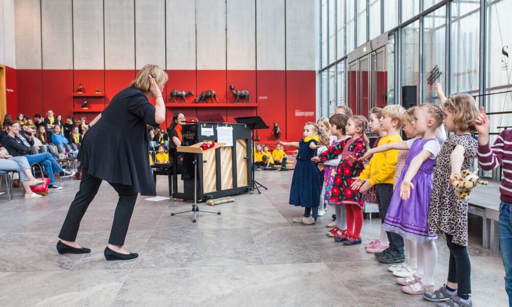 Mitglieder Der Vorschulchöre Singen Im Leipziger Bildermuseum Zugunsten Von UNICEF