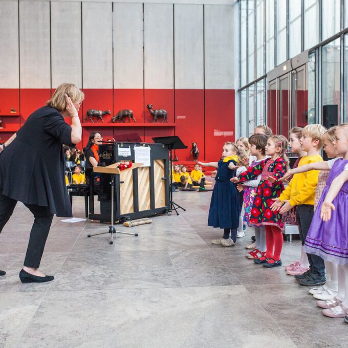 Mitglieder der Vorschulchöre singen im Leipziger Bildermuseum zugunsten von UNICEF