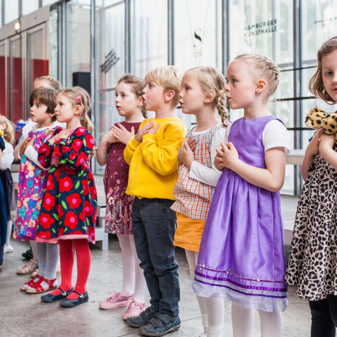 Mitglieder der Vorschulchöre singen im Leipziger Bildermuseum zugunsten von UNICEF
