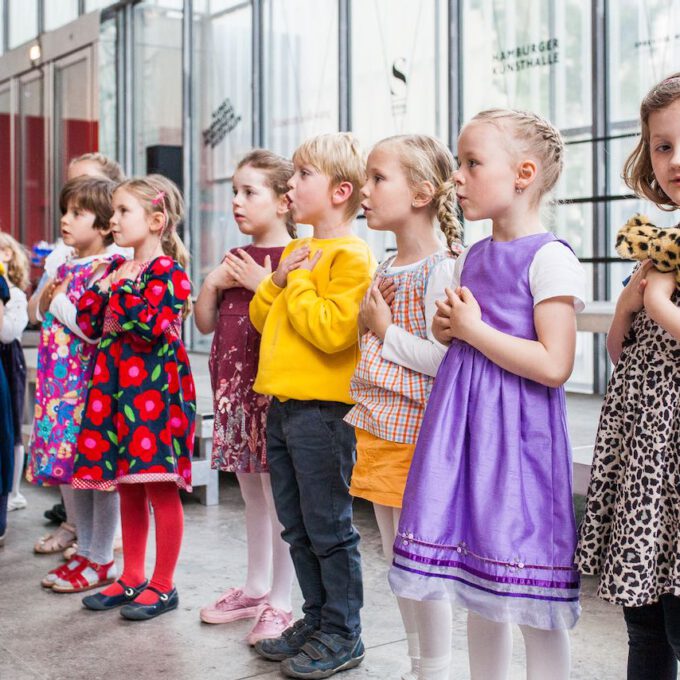 Mitglieder Der Vorschulchöre Singen Im Leipziger Bildermuseum Zugunsten Von UNICEF