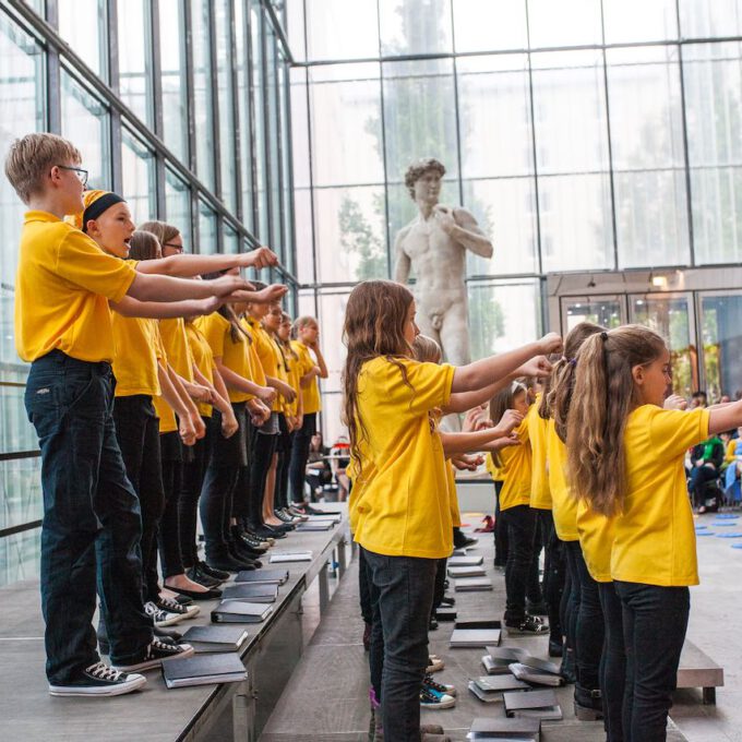 Mitglieder des Kinderchores singen im Leipziger Bildermuseum zugunsten von UNICEF