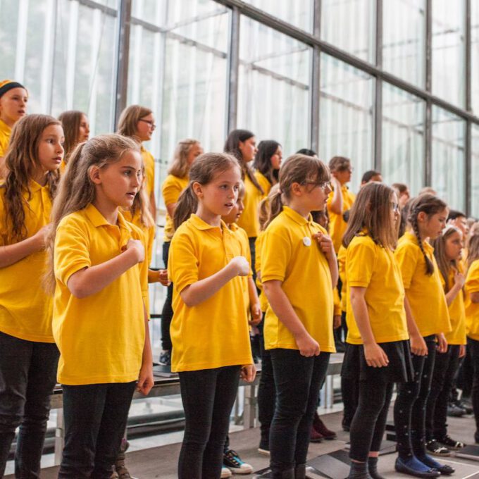 Mitglieder des Kinderchores singen im Leipziger Bildermuseum zugunsten von UNICEF
