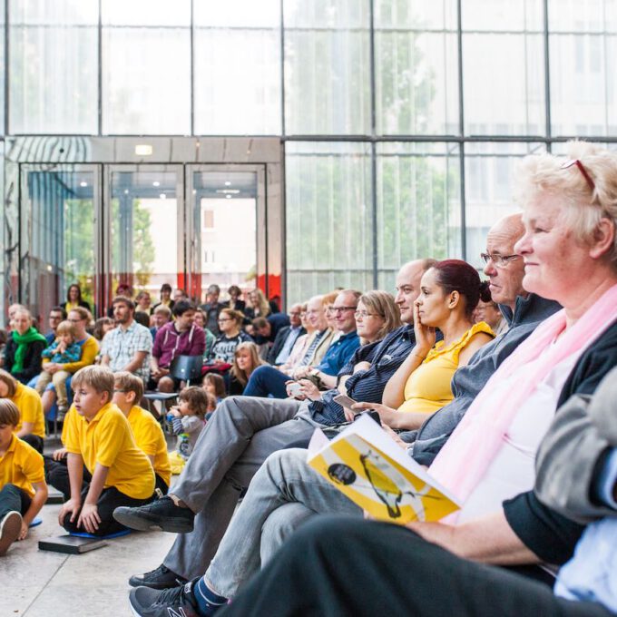 gespannt lauschendes Publikum im Leipziger Bildermuseum