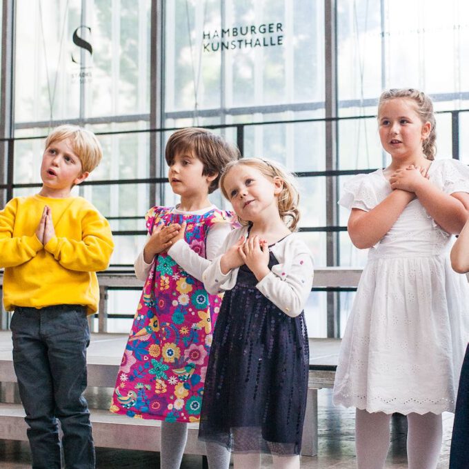 Mitglieder der Vorschulchöre singen im Leipziger Bildermuseum zugunsten von UNICEF