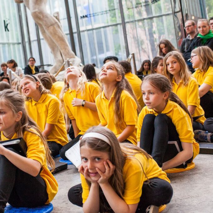 Mitglieder des Kinderchores im Bildermuseum Leipzig