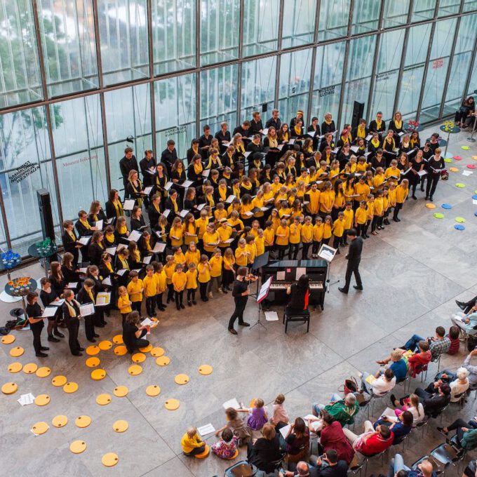 Mitglieder der Schola Cantorum Leipzig singen im Leipziger Bildermuseum zugunsten von UNICEF
